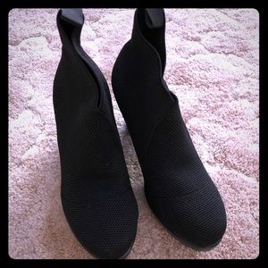 San Miguel high top stretchy shoe, size 8 Black